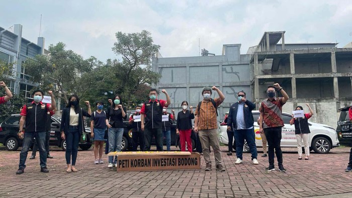Sejumlah orang mendatangi Polda Metro Jaya. Mereka yang mengaku korban investasi bodong mendesak Polri mengusut tuntas kasus investasi bodong.