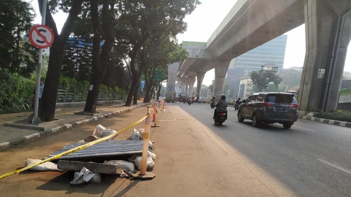 Lubang galian kabel di Jl Trunojoyo, Jakarta Selatan.