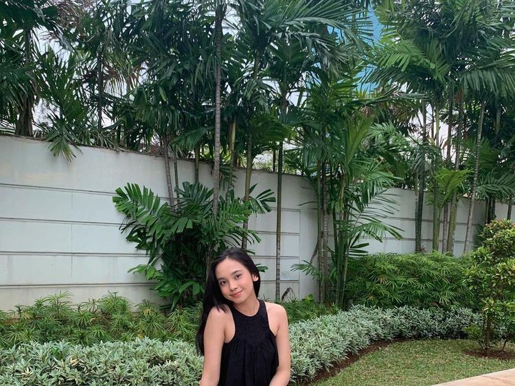 Masuk Nominasi Wanita Tercantik Dunia, Ini Pose Imut Lyodra Ginting Saat Makan Kue