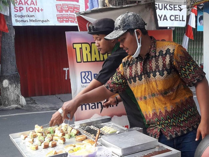 Berjuang di Tengah Pandemi, Mantan Chef Hotel Ini Jualan Pukis di Pinggir Jalan