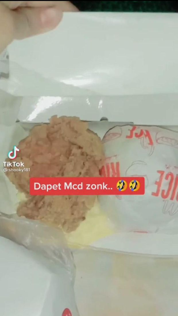 Sedih! Penjual Kerupuk Tunanetra Ini Diberi Nasi Basi dan Tulang Ayam