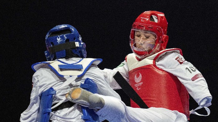 Melihat Atlet Taekwondo Afghanistan Zakia Khudadadi Beraksi Afghanistan's Zakia Khudadadi reacts after competing against Ziyodakhon Isakova of Uzbekistan during their women's K44 49kg Taekwondo match at Tokyo 2020 Paralympic Games, Thursday, Sept. 2, 2021, in Chiba, east of Tokyo, Japan. (AP Photo/Shuji Kajiyama)