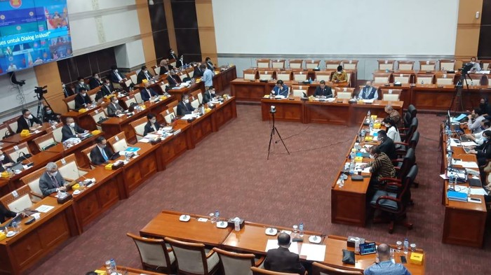 Menlu Rapat dengan Komisi I DPR