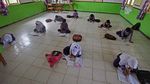 Miris! Bangku Sekolah Lapuk, Para Siswa Ini Belajar di Lantai
