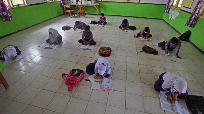Miris! Bangku Sekolah Lapuk, Para Siswa Ini Belajar di Lantai Uji coba sekolah tatap muka mulai dilakukan di berbagai daerah, termasuk Kabupaten Serang. Namun gegara bangku sekolah lapuk, para siswa ini belajar di lantai.