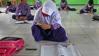 Sayang, para siswa di SD Negeri Gelam 2 ini memulai kegiatan sekolah tatap muka dengan belajar di lantai karena bangku dan meja belajar di sekolah itu lapuk dan tidak layak dipakai.  
