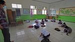 Miris! Bangku Sekolah Lapuk, Para Siswa Ini Belajar di Lantai