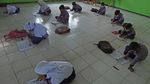 Miris! Bangku Sekolah Lapuk, Para Siswa Ini Belajar di Lantai