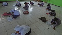 Kondisi itu membuat para siswa belajar di lantai dengan kondisi seadanya.