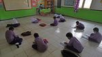 Miris! Bangku Sekolah Lapuk, Para Siswa Ini Belajar di Lantai