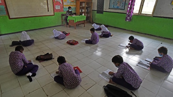 Miris! Bangku Sekolah Lapuk, Para Siswa Ini Belajar di Lantai Uji coba sekolah tatap muka mulai dilakukan di berbagai daerah, termasuk Kabupaten Serang. Namun gegara bangku sekolah lapuk, para siswa ini belajar di lantai.