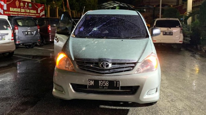 Mobil anggota DPRD Pekanbaru yang rusak gegara pengeroyokan (Raja-detikcom)