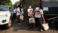 Sasaran kali ini adalah para guru ngaji dan pemuka agama yang selama ini setia mendampingi anak-anak belajar agama. Sebelumnya, RMP juga telah membagikan paket makanan untuk para warga yang sedang menjalani isolasi mandiri atau isoman, anak yatim piatu, pengamen jalanan dan pengemudi ojek online yang terdampak pandemi Covid-19.