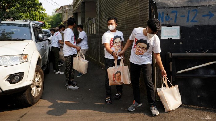 Momen Berbagi Kepada Guru Ngaji Pengagum Cak Imin yang mengatasnamakan diri Relawan Muhaimin Peduli (RMP) kembali menggelar aksi sosial, kali ini membagikan paket sembako untuk guru ngaji.