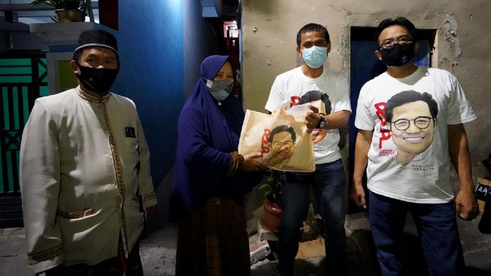 Pengagum Cak Imin yang mengatasnamakan diri Relawan Muhaimin Peduli (RMP) kembali menggelar aksi sosial, kali ini membagikan paket sembako untuk guru ngaji.