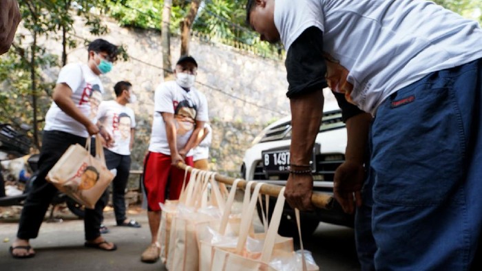 Momen Berbagi Kepada Guru Ngaji Pengagum Cak Imin yang mengatasnamakan diri Relawan Muhaimin Peduli (RMP) kembali menggelar aksi sosial, kali ini membagikan paket sembako untuk guru ngaji.