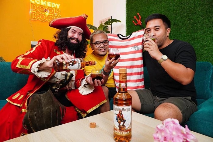 Momen Coki Pardede Sarapan Nasi Babi dan Minum Segarnya Es Campur