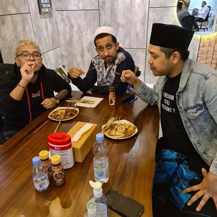 Momen Coki Pardede Sarapan Nasi Babi dan Minum Segarnya Es Campur Momen Coki Pardede Sarapan Nasi Babi dan Minum Segarnya Es Campur