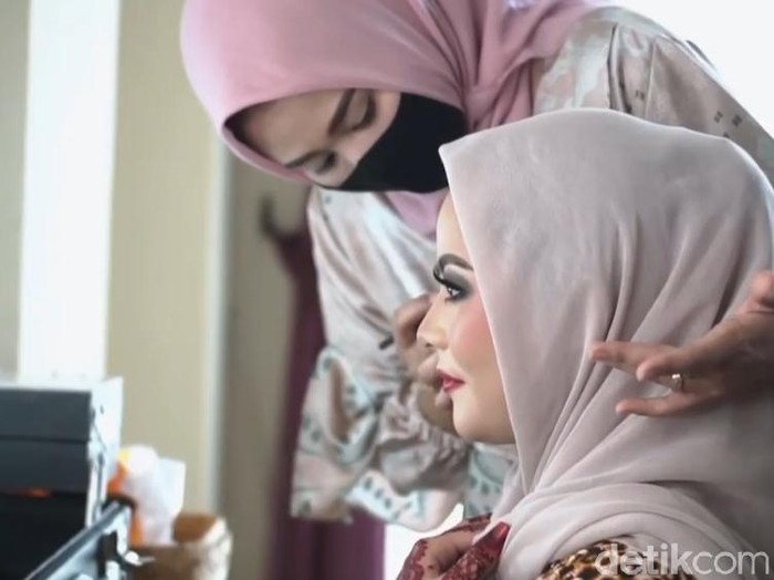 MUA yang viral di media sosial. MUA yang viral di media sosial.