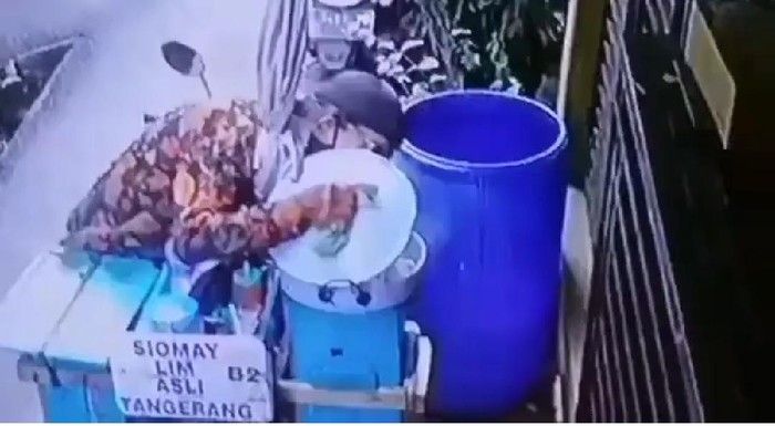 5 Aksi Menjijikkan Orang Meludahi Makanan, Cuanki hingga Sambal