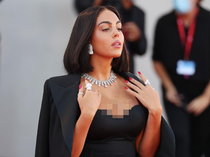 Pacar Cristiano Ronaldo, Georgina Rordiguez VENICE, ITALY - SEPTEMBER 01: Georgina Rodriguez attends the red carpet of the movie