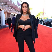 Festival film internasional ini pun tak dilewatkan oleh kekasih Cristiano Ronaldo, Giorgina Rodriguez. Berbalut setelan hitam bergaya, penampilan sang model curi perhatian berkat cincin berlian yang melingkar di jari manisnya. Aksesori tersebut disebut-sebut sebagai cincin tunangan pemberian Ronaldo.  (Foto: Pascal Le Segretain/Getty Images)