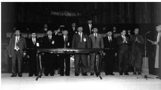 Para pimpinan MPR disumpah sebelum sidang ( dok. Buku MPR, Republik Indonesia sejarah, realita, dan dinamika 2006)