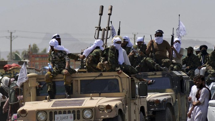 Taliban fighters atop Humvee vehicles parade along a road to celebrate after the US pulled all its troops out of Afghanistan, in Kandahar on September 1, 2021 following the Talibans military takeover of the country. (Photo by JAVED TANVEER / AFP)