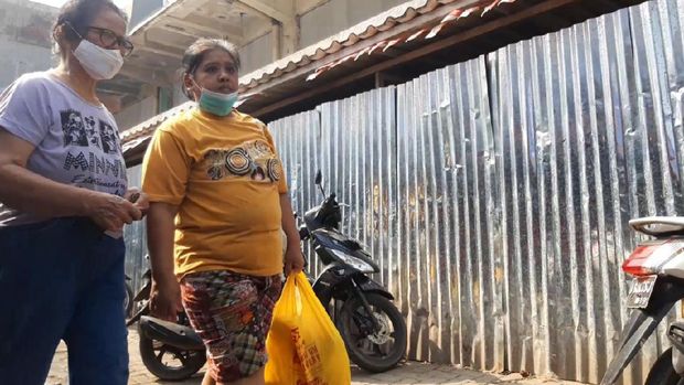 Pedagang dan pembeli di Pasar Ciputat tak pakai masker, ada yang diturunkan ke dagu
