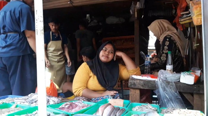 Pedagang dan pembeli di Pasar Ciputat tak pakai masker, ada yang diturunkan ke dagu