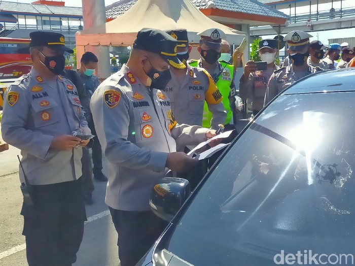 Polisi menangkap tiga pembuat surat hasil swab antigen palsu di Banyuwangi. Saat beraksi, mereka menyasar warga yang hendak ke Bali melalui Pelabuhan Ketapang.