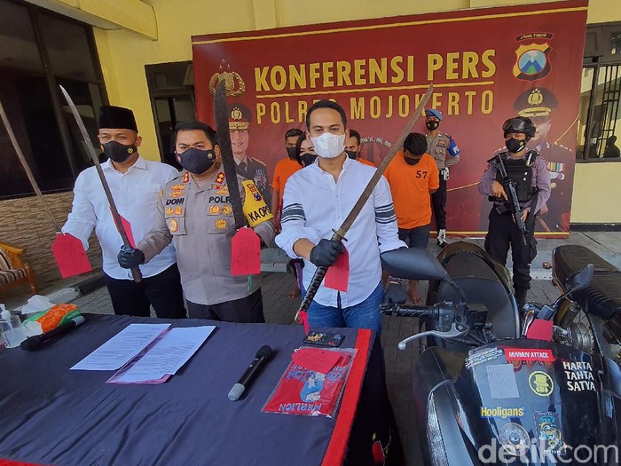 Tiga pemuda diringkus polisi setelah membacok seorang pelajar SMP, saat menonton balap liar di Mojokerto. Akibat pengeroyokan salah sasaran tersebut, korban menderita luka bacok di tangan kanan.