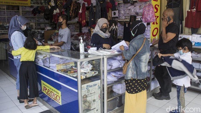 Pembeli Berburu Seragam Sekolah di Bandung