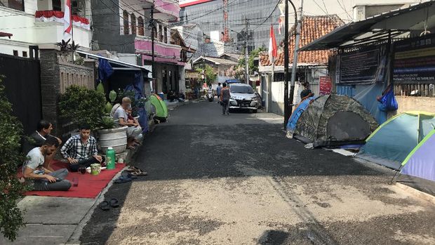 Pencari Suaka WN Afghanistan Masih Bertahan di Jalan Kebon Sirih