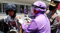 Saat ini capaian vaksinasi di wilayah Kabupaten Sukoharjo baru mencapai sekitar 27 persen. Diharapkan dengan adanya vaksinasi drive thru ini bisa meningkatkan capaian vaksinasi di Sukoharjo. 