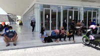 Peserta vaksinasi menjalani observasi selama 30 menit untuk mengetahui ada tidaknya efek samping dari vaksin tersebut. Petugas pun berjaga untuk penanganan bila nantinya ada warga yang mengalami efek samping dari vaksin tersebut.