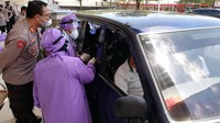 Selain pengendara sepeda motor vaksinasi drive thru juga diikuti oleh pengendara kendaraan roda empat. 