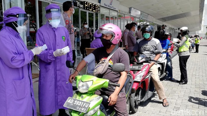 Polres Sukoharjo Genjot Vaksinasi Drive Thru Polres Sukoharjo terus menggenjot program vaksinasi pemerintah dengan cara drive thru. Warga pun antusias mengikuti vaksinasi di Sentra Niaga, Solo Baru, Sukoharjo, Jawa Tengah.