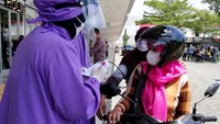 Petugas menyuntikkan vaksin kepada peserta vaksinasi drive thru di Sentra Niaga, Solo Baru, Sukoharjo, Jawa tengah, Kamis (2/9/2021). Polres menyediakan 5 vial vaksin Moderna bagi warga Sukoharjo di layanan vaksinasi drive thru ini.
