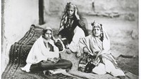 Seperti diketahui, Afghanistan kembali jadi sorotan dunia internasional usai Taliban menguasai negara tersebut. Nasib para perempuan dan anak perempuan di negara itu pun turut jadi sorotan karena Taliban dikenal memiliki pandangan yang cenderung membatasi aktivitas perempuan pada saat menguasai negara itu tahun 1996-2001. Hulton Archive/Getty Images.