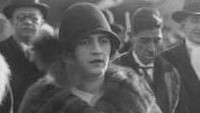 Bersama sang suami yang memegang tahta Kerajaan Afghanistan pada tahun 1919 hingga 1929, Soraya Tarmizi, memiliki komitmen untuk meningkatkan pendidikan untuk perempuan. Putri India, anak bungsu pasangan Raja Amanullah dan Ratu Soraya mengatakan, ibunya membuka sekolah perempuan pertama di Afghanistan dan menjadi contoh keluarga untuk mengizinkan dua anak perempuan tertuanya untuk bersekolah. Dok. Bundesarchiv via Wikipedia.
