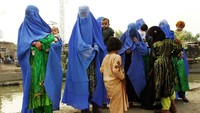Namun, hal tersebut berubah saat Taliban menguasai Afghanistan pada tahun 1996 silam. Para perempuan diwajibkan mengenakan burka yang menutup seluruh tubuh. Saat berkuasa, Taliban juga melarang televisi, musik dan bioskop, juga tidak memperbolehkan anak perempuan di atas sepuluh tahun untuk sekolah. Bahkan Taliban memicu kemarahan internasional terkait pelanggaran HAM dan budaya, salah satunya dengan menghancurkan patung Buddha Bamiyan yang terkenal di Afghanistan tengah pada 2001. Kini, saat Taliban kembali menguasai Afghanistan, kekhawatiran akan kembalinya aturan-aturan yang dinilai membatasi perempuan itu membuat para perempuan di negara tersebut memilih meninggalkan negaranya untuk mencari suaka. Taliban pun belakangan telah berusaha membentuk citra yang lebih positif sejak mereka menguasai Afganistan. Namun banyak warga Afganistan meragukan janji tersebut dan memilih pergi meninggalkan negara mereka saat Taliban kembali berkuasa. Chris Hondros/Getty Images.