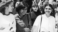 Sejumlah wanita beraktivitas di area sekitar kampus yang berada di kawasan Kabul, Afghanistan, sekitar tahun 1975. Photo by Zh. Angelov/Hulton Archive/Getty Images.