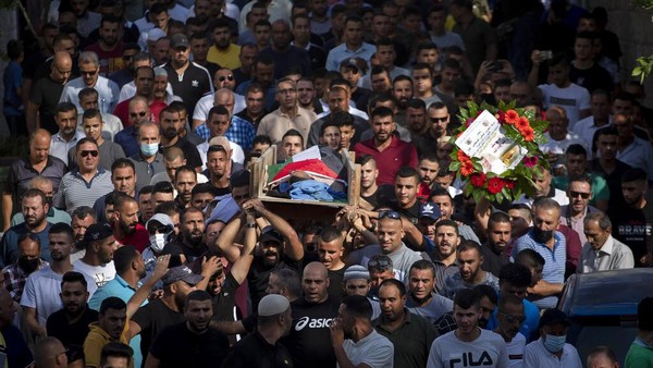 Warga Palestina Iringi Pemakaman Pria yang Ditembak Tentara Israel