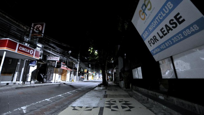 PPKM Level 4 Daerah Mana Saja? Ini Daftar Lengkapnya di Jawa Bali --

Suasana lengang di kawasan wisata Jalan Legian, Kuta, Badung, Bali, Selasa (31/8/2021). Seluruh wilayah kabupaten/kota di Provinsi Bali masih menerapkan PPKM Level 4 selama perpanjangan PPKM hingga 6 September 2021. ANTARA FOTO/Fikri Yusuf/foc.