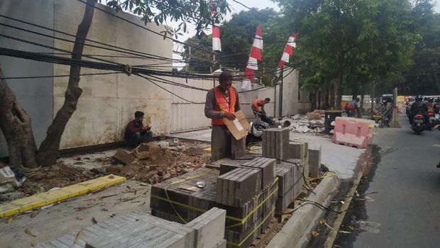 Proyek Galian Kabel SJUT di Jl Senopati, Jakarta Selatan.