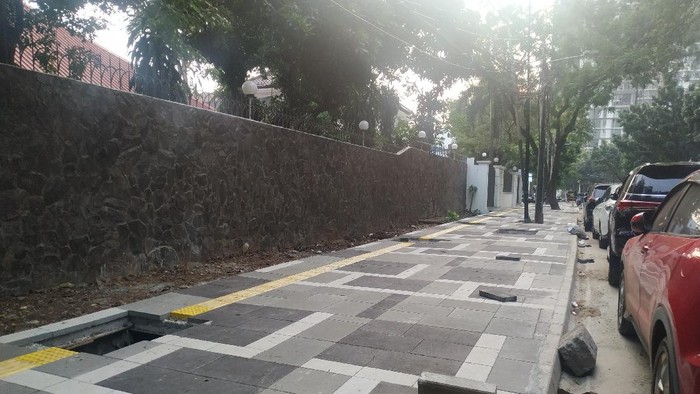Proyek Galian Kabel SJUT di Jl Senopati, Jakarta Selatan.