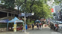 Puskesmas Menteng melakukan jemput bola dengan menggelar swab bagi warga yang melintas di terowongan Jalan Kendal .