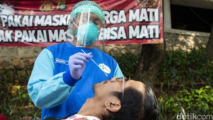 Puskesmas Menteng melakukan jemput bola tes swab COVID-19. Bagi anda yang ini tes swab yuk datangi lokasi Seruling (swab seru keliling).