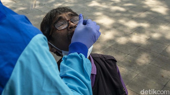 Puskesmas Menteng melakukan jemput bola tes swab COVID-19. Bagi anda yang ini tes swab yuk datangi lokasi Seruling (swab seru keliling).